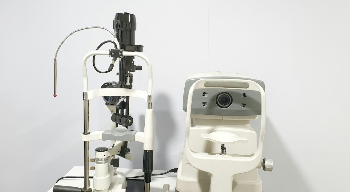 Eye surgeons operating using a surgical microscope